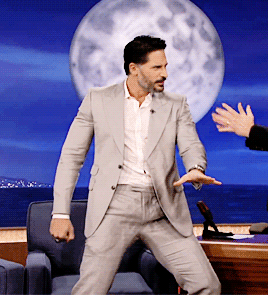 Presumiendo de sus dotes de baile en un talk show.