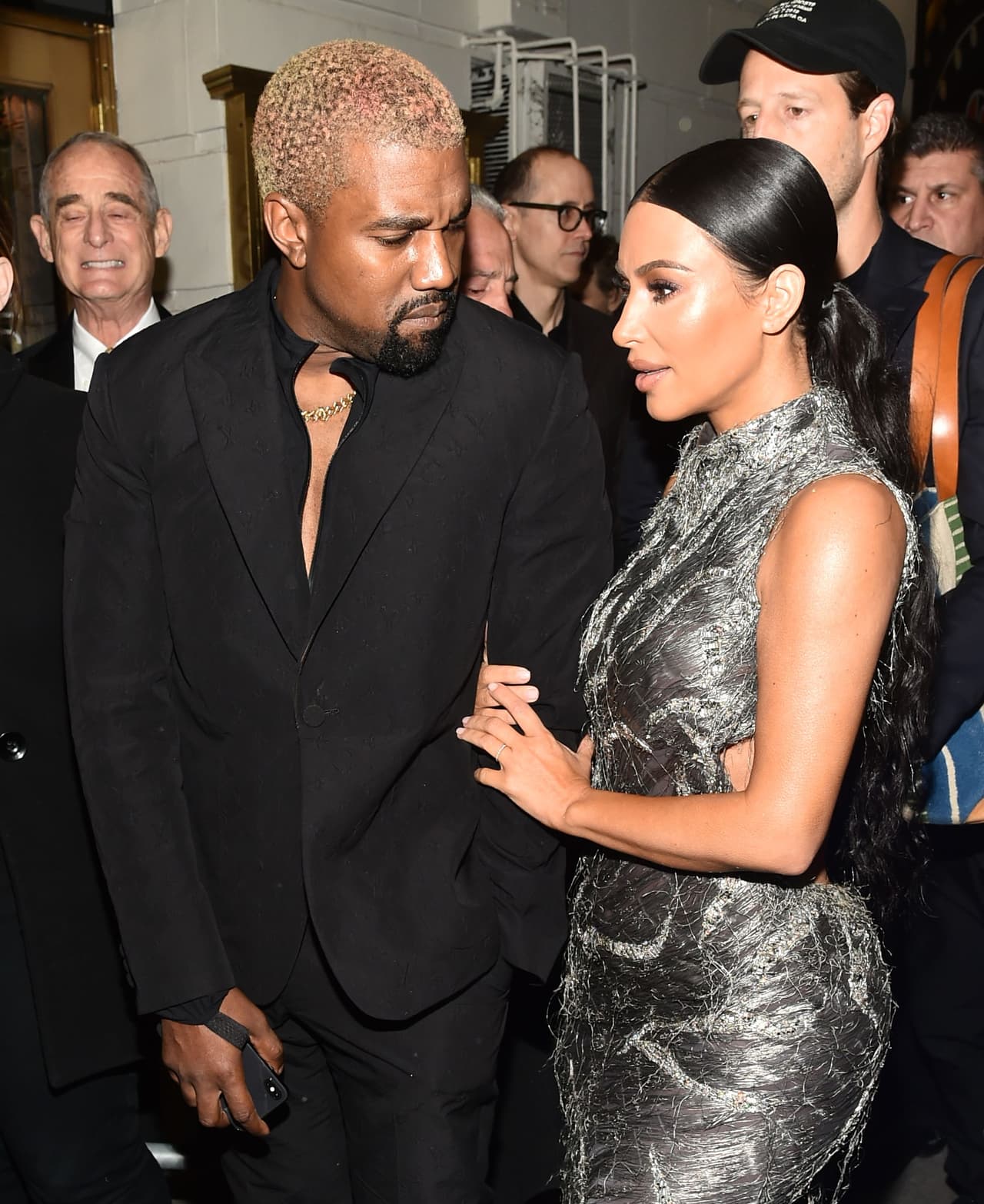 En algún punto de las dos horas con 30 minutos que dura el show, Kanye West se puso a utilizar su teléfono celular.