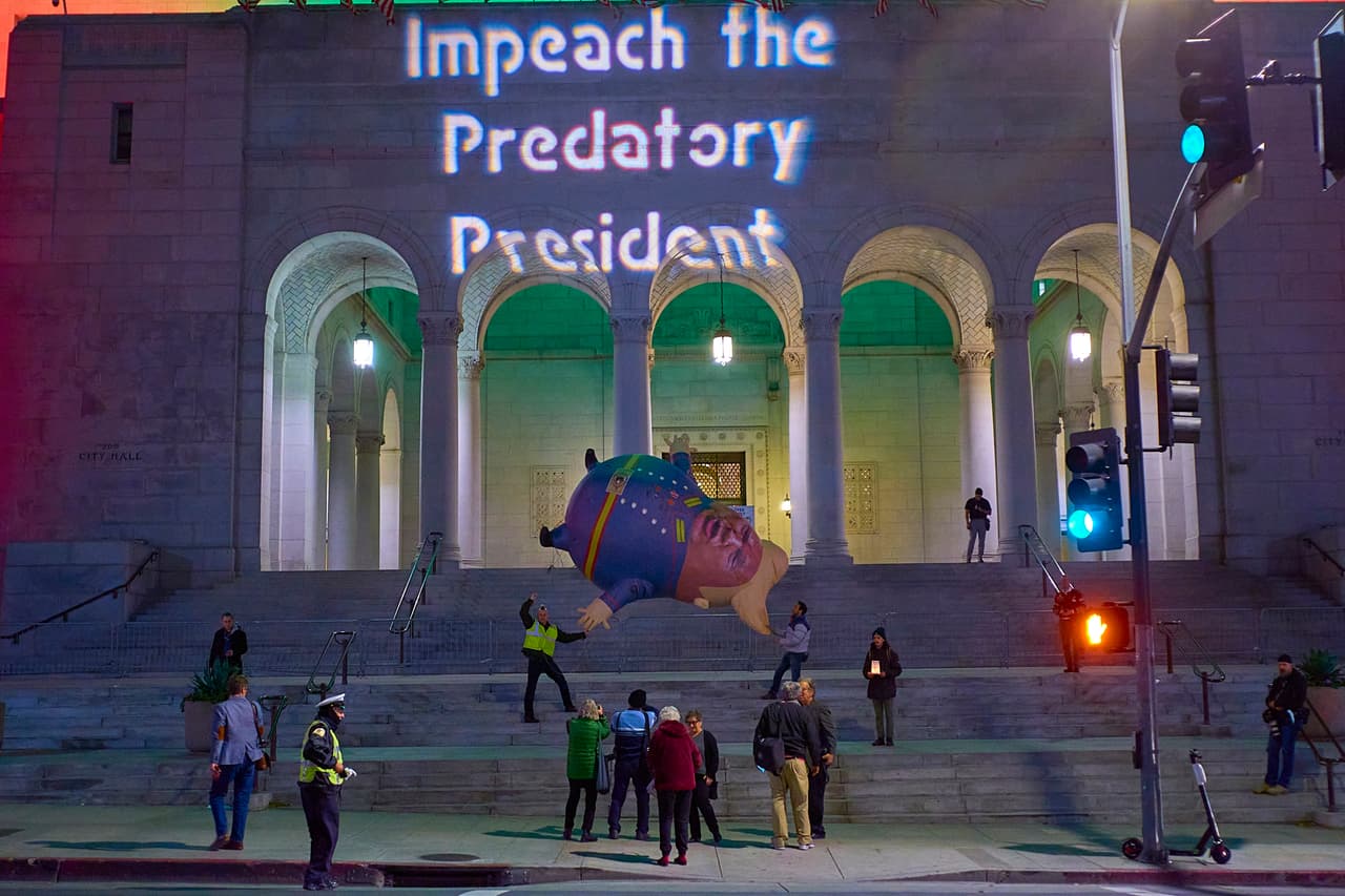 Se estima que alrededor de 10,000 personas salieron a las calles este martes a demandar el fin de la administración de Trump, alegando corrupción y abuso de poder.