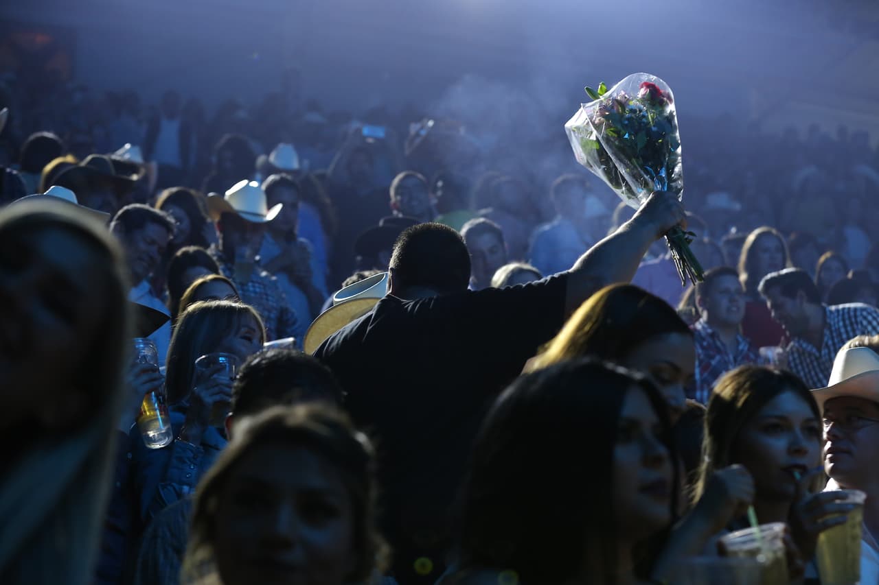 Alguno que otro romántico aprovechó el concierto para tener una cita.