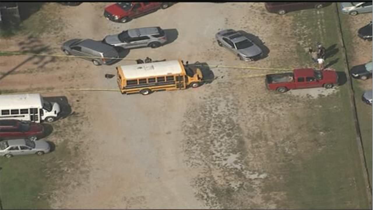 Mujer de 66 años muere después que el autobús escolar que conducía la arrollara