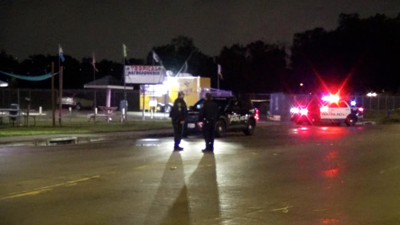 Muere un hispano y otros dos son heridos tras tiroteo afuera de un apartamento en Houston