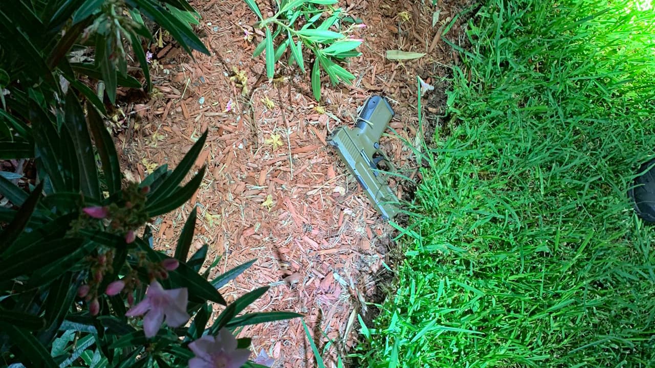 Un arma de fuego fue arrojada por uno de ellos, cargo que se le va a añadir a los ya existentes.