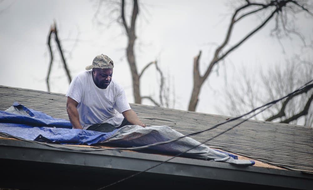 Tres personas resultaron heridas, al menos una de ellas muy seriamente, por un aparente tornado que golpeó el condado de Amite, Mississippi, el lunes por la tarde, dijo el director de emergencias del condado, Grant McCurley. Algunas casas fueron destruidas y otras sufrieron graves daños, dijo. Joseph Lorax, de Edwards, trabaja contra el tiempo mientras cubre el techo de la casa de su madre con lona después de que un tornado arrasara su vecindario alrededor del mediodía.
<br>
<br>
<br>