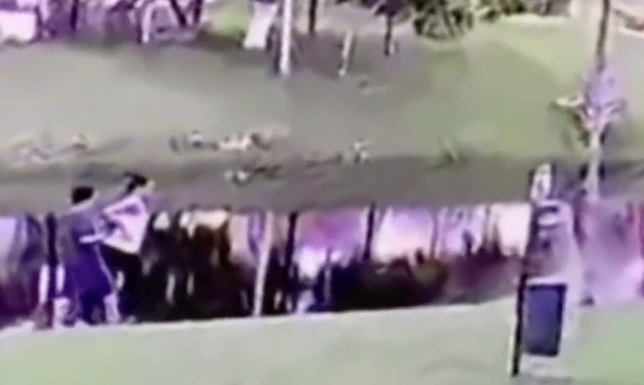 Video muestra el momento en el que la madre acusada de matar a su hijo con autismo lo empuja a un lago