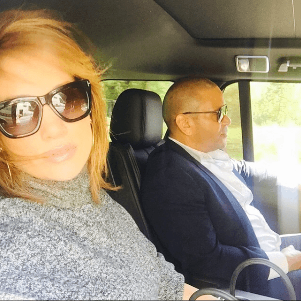 De lentes para soportar el calor y lucir cómo es que el viento la despeina.