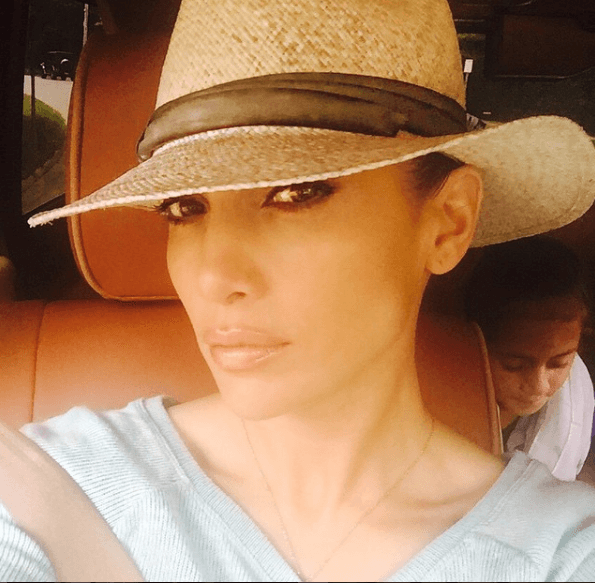 Ese sombrero se le ve súper cute.