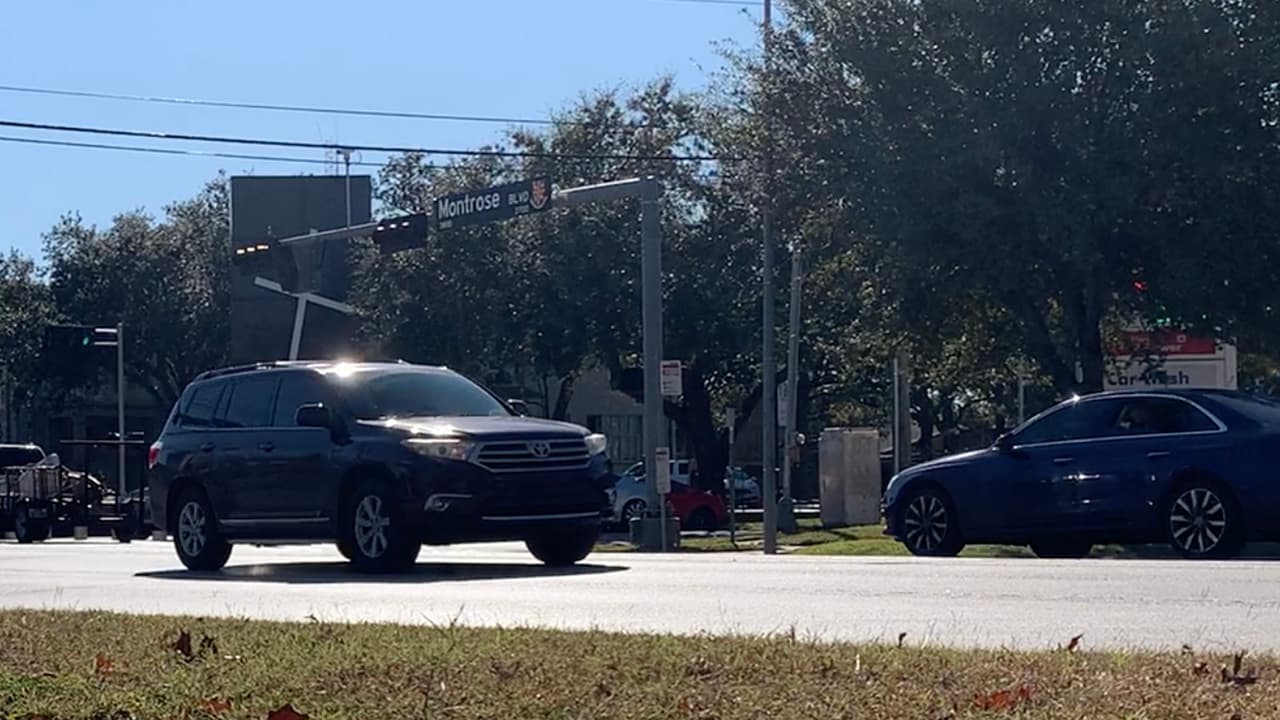 Hay personas que usan las
<a href="https://www.univision.com/local/houston-kxln/mujer-sale-de-banco-y-despues-la-roban-al-norte-de-houston-1">placas falsas</a> como una forma de evitar tener que registrar un vehículo que no pasará la inspección o, peor aún, intentar cometer delitos de forma anónima.