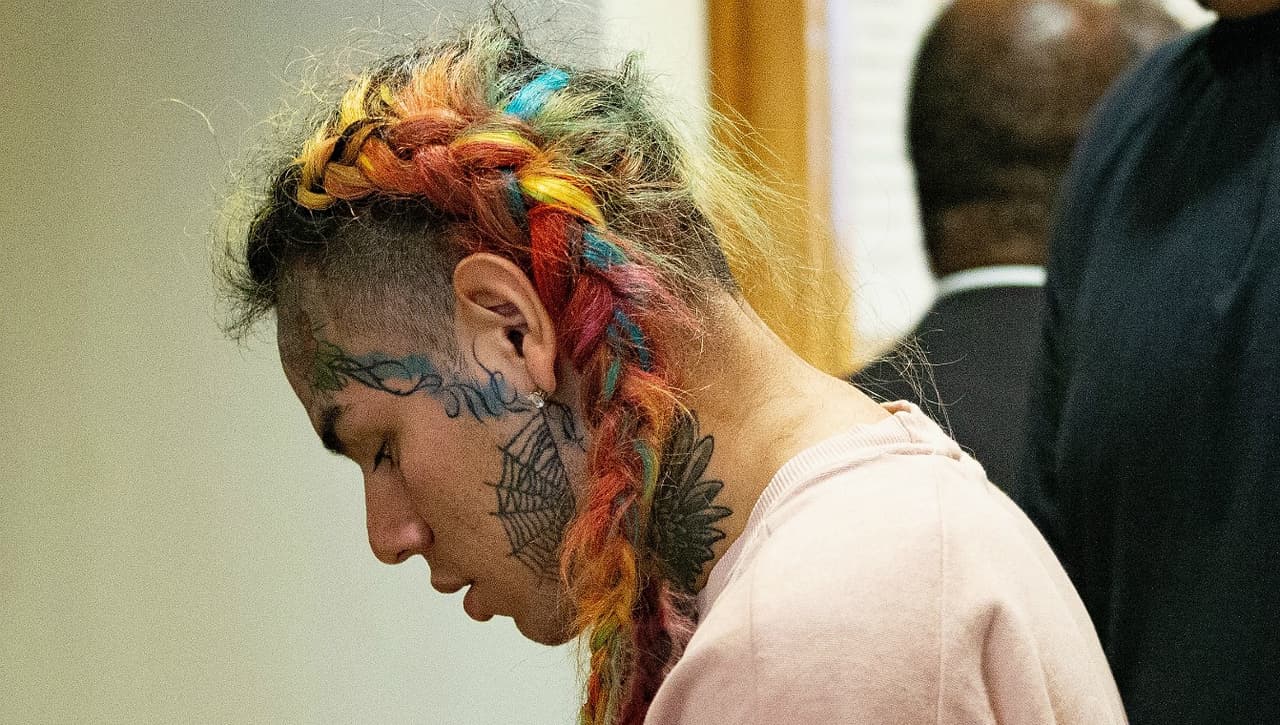 El músico, cuyo nombre verdadero es Daniel Hernandez, fue arrestado por una serie de presuntos crímenes a los que las autoridades lo vinculan que 
<a href="https://www.univision.com/entretenimiento/arrestado-en-nueva-york-el-rapero-tekashi-6ix9ine-ahora-lo-vinculan-con-crimen-organizado">incluyen al crimen organizado.</a> Lo señalan de ser parte de 
<b>una</b> 
<b>peligrosa pandilla de Nueva York. </b>