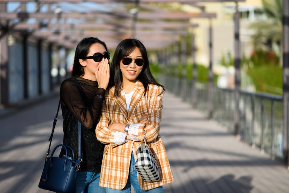 También suelen aparecer pretendientes con solvencia económica que no debes desatender y mucho menos prestarle atención a las malas lenguas que de forma envidiosa tratarán de crearte sentimientos de culpa inyectando en ti la duda que tendrían los demás de haberte casado por un interés económico ¡nada de eso, tú, adelante con tus planes que en buena hora llegan!