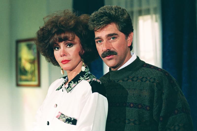 En Cadenas De Amargura podrás disfrutar de grandes actuaciones. Participarón actores como Hilda Aguirre, Fernando Luján, Raymundo Capetillo y Jorge Salinas.