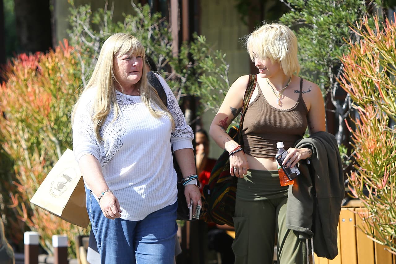 Tras la muerte de su papá, Paris Jackson decidió relacionarse con Deborah Jean Rowe, su madre biológica y quien por amor a Michael Jackson le había cedido la custodia de la niña y de su hermano mayor, Prince Michael.