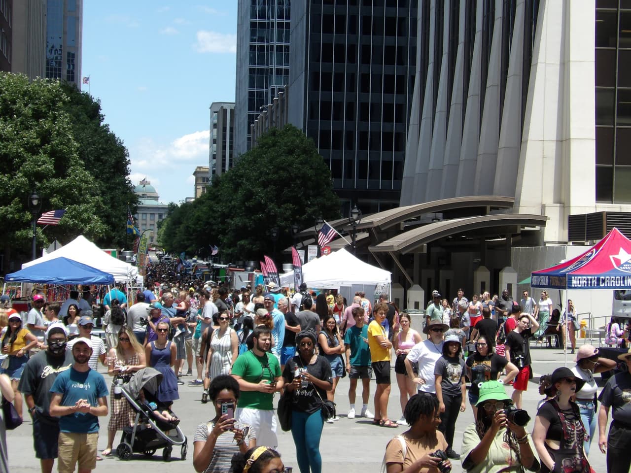 <b><a href="https://www.eventbrite.com/e/raleighs-international-wine-festival-tickets-373766604977">Raleigh’s International Wine Festival (22 de octubre):</a></b> Este festival del vino contará con más de 25 proveedores internacionales de vino de países como Chile, Portugal, Italia, Francia y Australia. También habrá food trucks y actuaciones musicales en vivo.