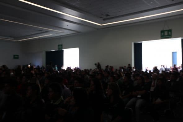 Más tarde, El Cha pone el toque irreverente, cual estrella del concierto.