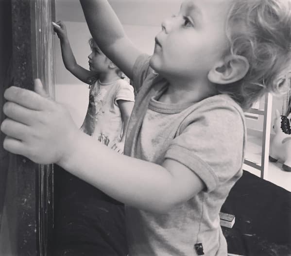 Y él es el pequeñín de la casa, el guapo Galo, quien se parece a su talentoso padre.