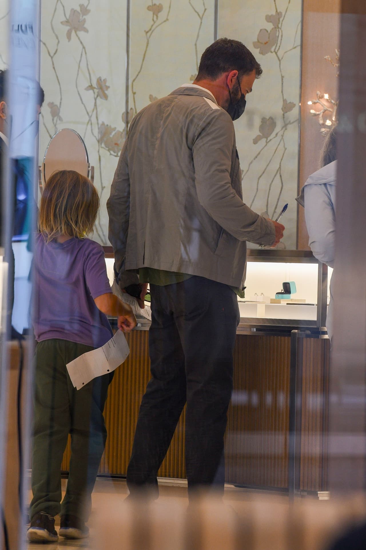 "Una de las paradas fue en Tiffany y tuvieron que encontrar algo en la tienda", continuó, "Ben entró con su hijo y su madre y rápidamente encontraron lo que necesitaban y se marcharon". 
<br>