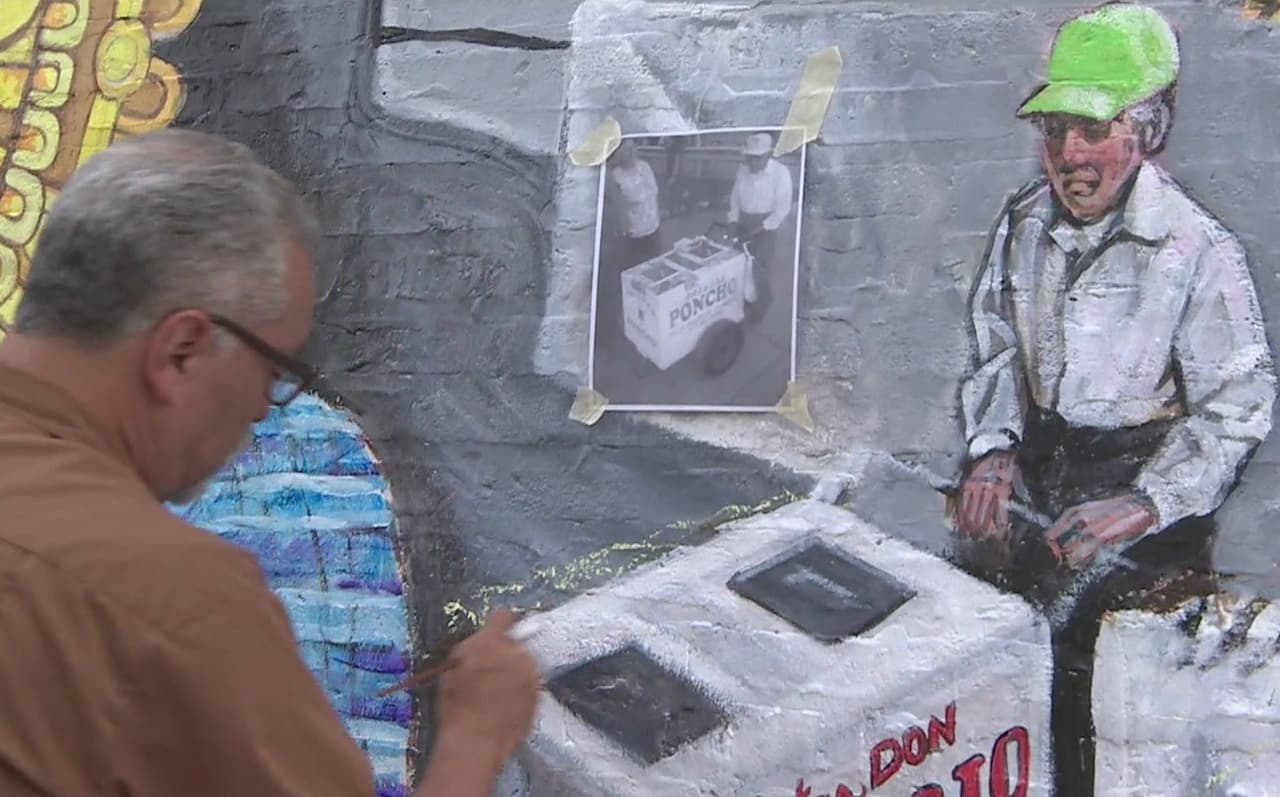 El paletero Fidencio Sánchez es inmortalizado como símbolo mexicano en un mural de Chicago