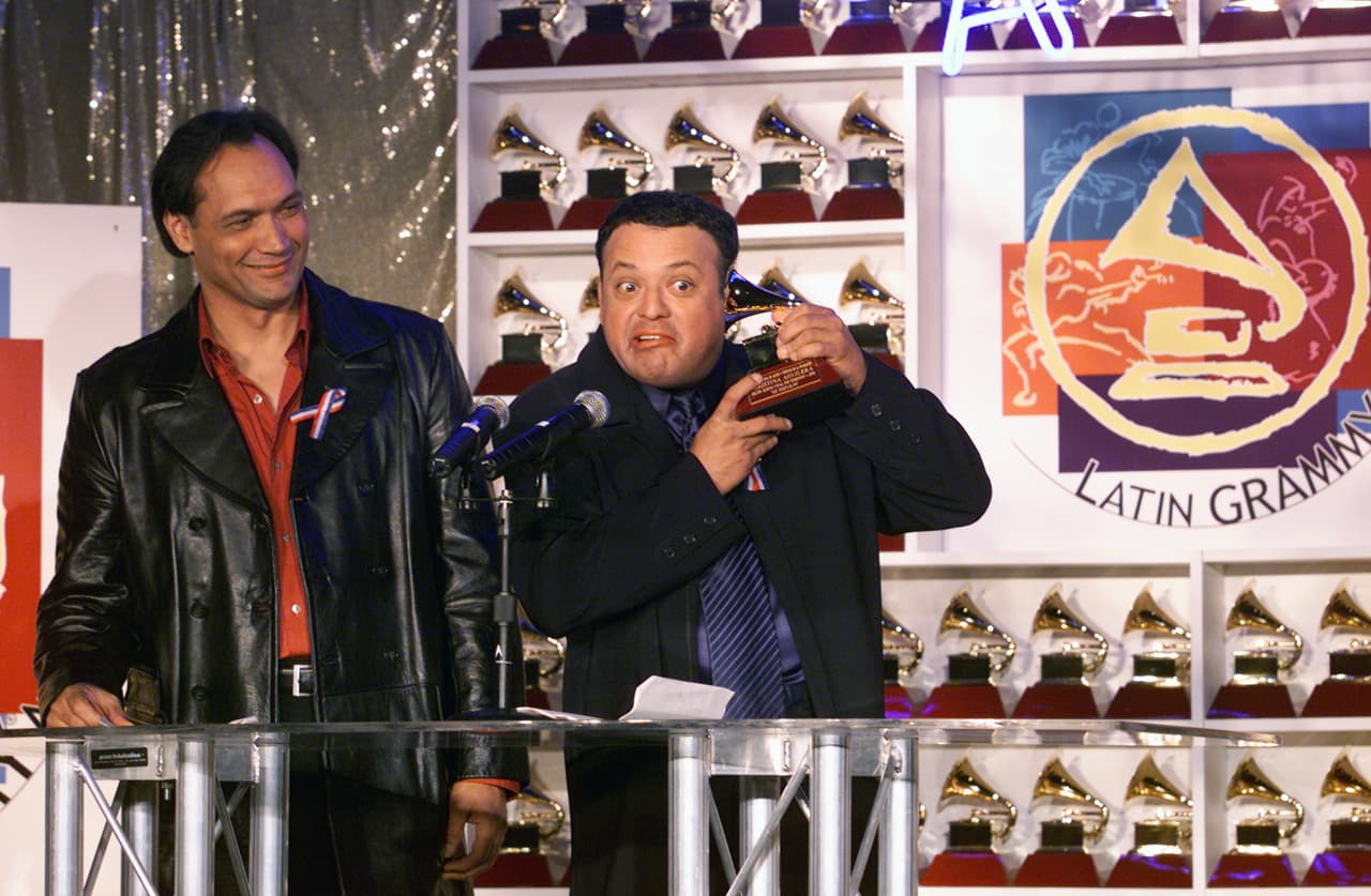 <b>Paul Rodríguez</b> acompañó a
<b>Jimmy Smits</b> en la presentación de los premios Latin GRAMMY en el 2001 y fue el primer mexicano en hacerlo.