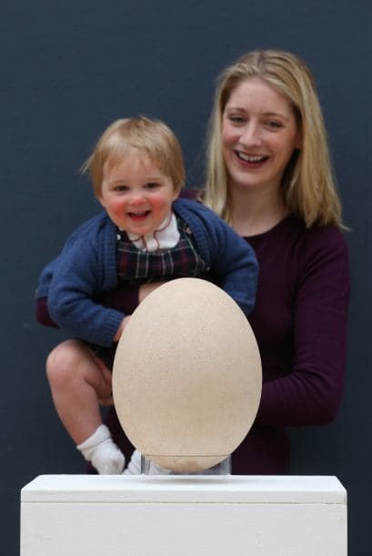 Este niño es apenas un poco más grande que el ejemplar subastado.