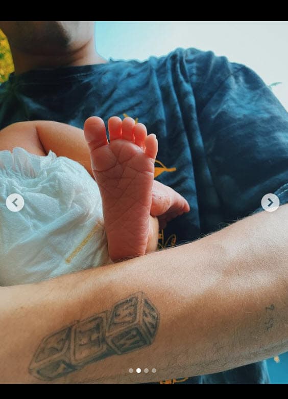 En esta otra se logra ver uno de los pies del bebé mientras es cargado por el flamante padre primerizo, de 29 años. 
<br>