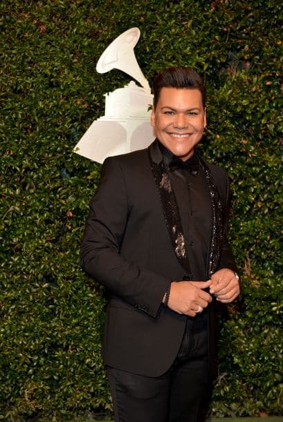 Siendo todavía un niño, su madre se mudó a los Estados Unidos y quedó al cuidado de la abuela. Pronto encontró los libros y apuntes de su bisabuela, junto a los rituales secretos que practicaba. Esto, unido a su aparente don natural, lo llevó a comenzar a 
<b><a href="https://www.univision.com/puerto-rico/wlii/entretenimiento/nino-prodigio/el-nino-prodigio-revoluciono-con-su-lerego-lerego-lerego">instruirse más en este ambiente.</a></b>