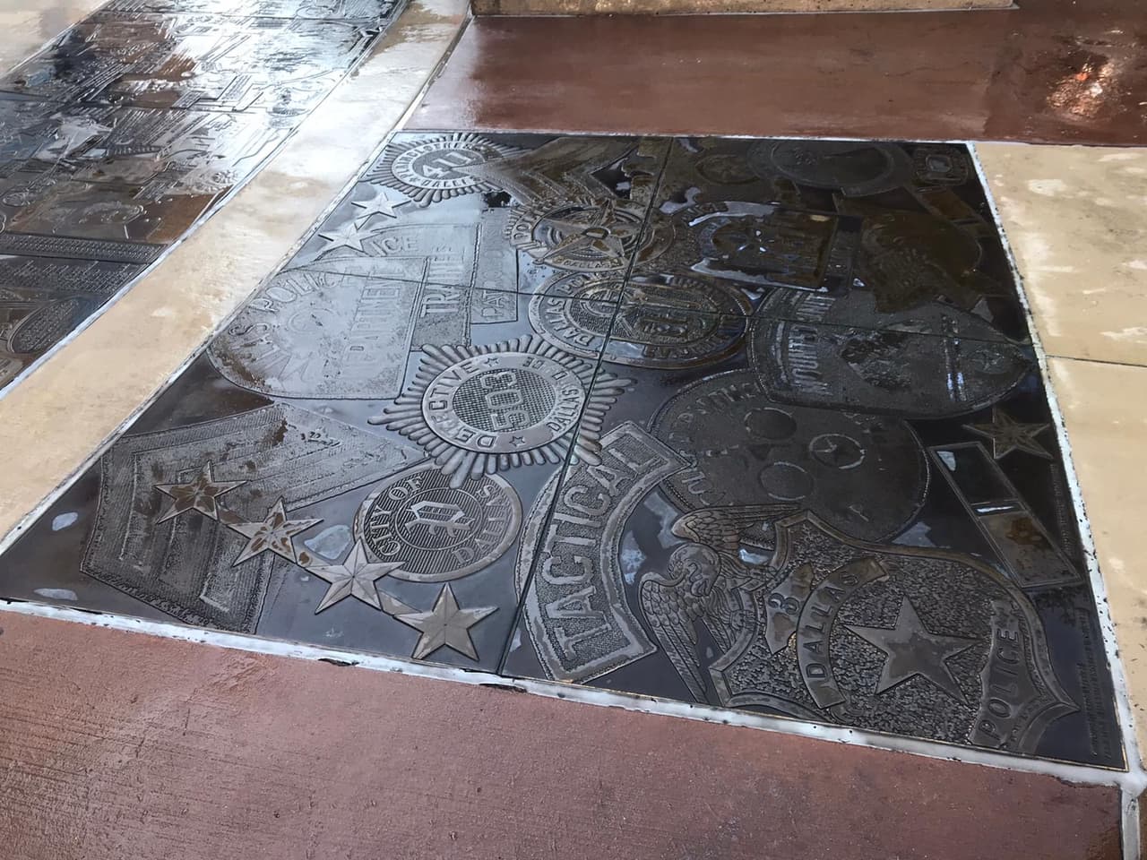 Los responsables también vandalizaron el suelo en donde se encuentran las placas de los policías caídos durante las manifestaciones del 2016.