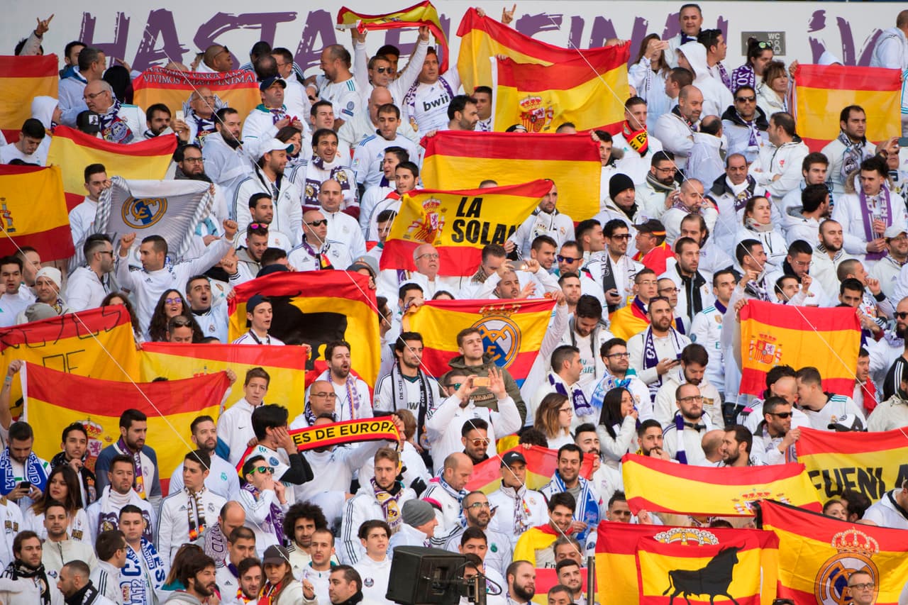 Madrileños, catalanes, extranjeros, en familia, con amigos, todos llegaron con el buen ánimo al estadio de Chamartín para vivir un Clásico Real Madrid-Barcelona más en la previa de la Navidad.