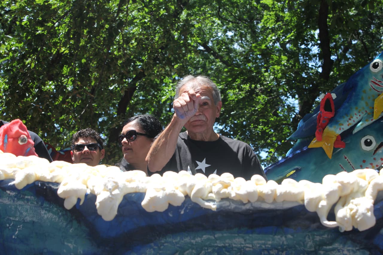La carroza donde iba López Rivera era fuertemente custodiada por personas de seguridad. En un momento, cerca de la calle 70, un grupo se arremolinó a su alrededor y el vehículo se detuvo del todo. Pero rápidamente siguió la marcha hacia la Calle 79. (Patricia Vélez/Univision Noticias)