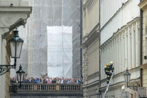 Tras el estallido y antes de que la zona fuera acordonada por la policía, algunos testigos contaban sus vivencias a curiosos y periodistas que se acercaban al lugar de los hechos.