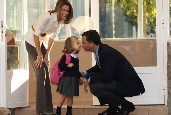 La princesa de Leonor acaba de ser nombrada princesa de Asturias y es la segunda en la línea de sucesión a la corona española.Actualmente estudia en un colegio muy cerca de sus padres, pero al igual que su padre el rey Felipe VI recibirá amplia formación militar y profesional.Sólo tiene ocho años, pero ella sabe su papel y demuestra su formación real en cada evento al que asiste. Toma clases de mandarín, ballet y practicar deporte.