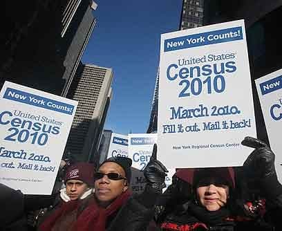 La últimaFinalmente, la última pregunta es: ¿Vive o se queda a veces la Persona 1 en algún otro lugar? Para quienes responden afirmativamente, deben marcar el casillero correspondiente.Las personas que viven con usted al 1ero de abril de 2010 deben contestar siete preguntas adicionales: Nombre. Parentesco con la Persona Número 1.Sexo. Edad. Raza. Etnicidad. Si vive en otro lugar