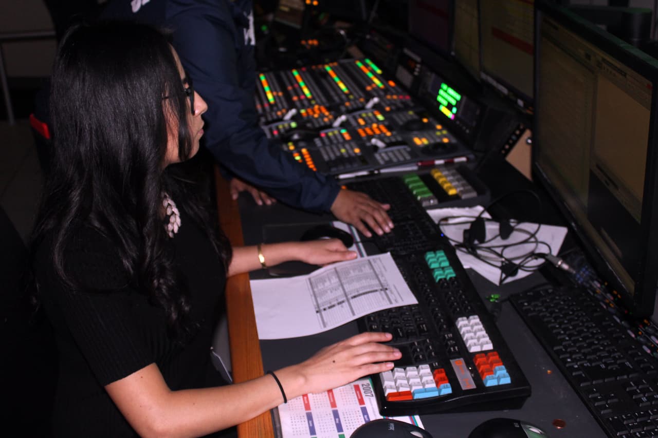Mariana Diaz de UNT trabajando en gráficas.
