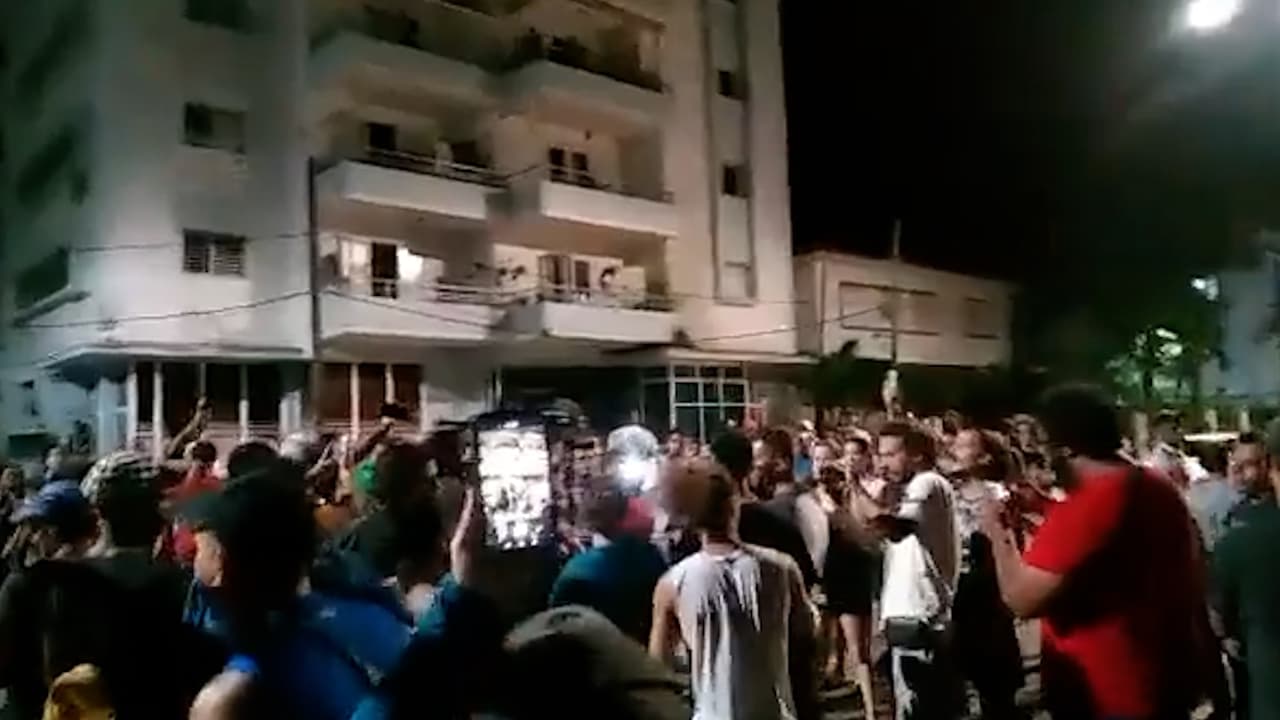 Ya son tres días de protestas en las calles de varias provincias de Cuba, por la falta de electricidad.
<br>