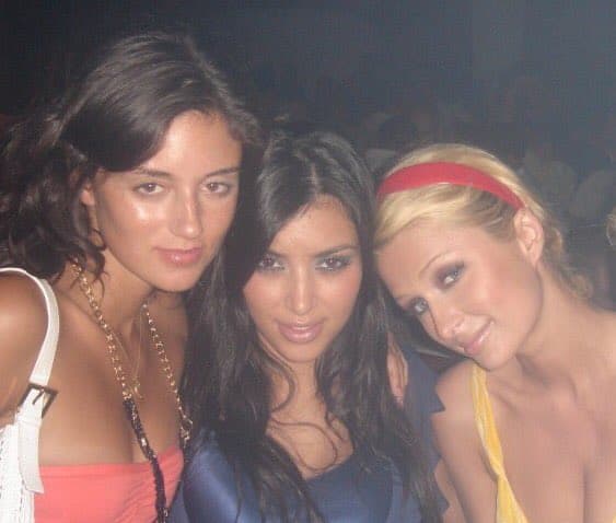 Junto a Paris y Kim Kardashian también aparece la DJ Caroline D'Amore.