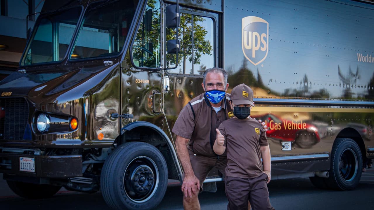 "¡Fue genial!": niño de seis años con leucemia cumple su sueño y se convierte en repartidor