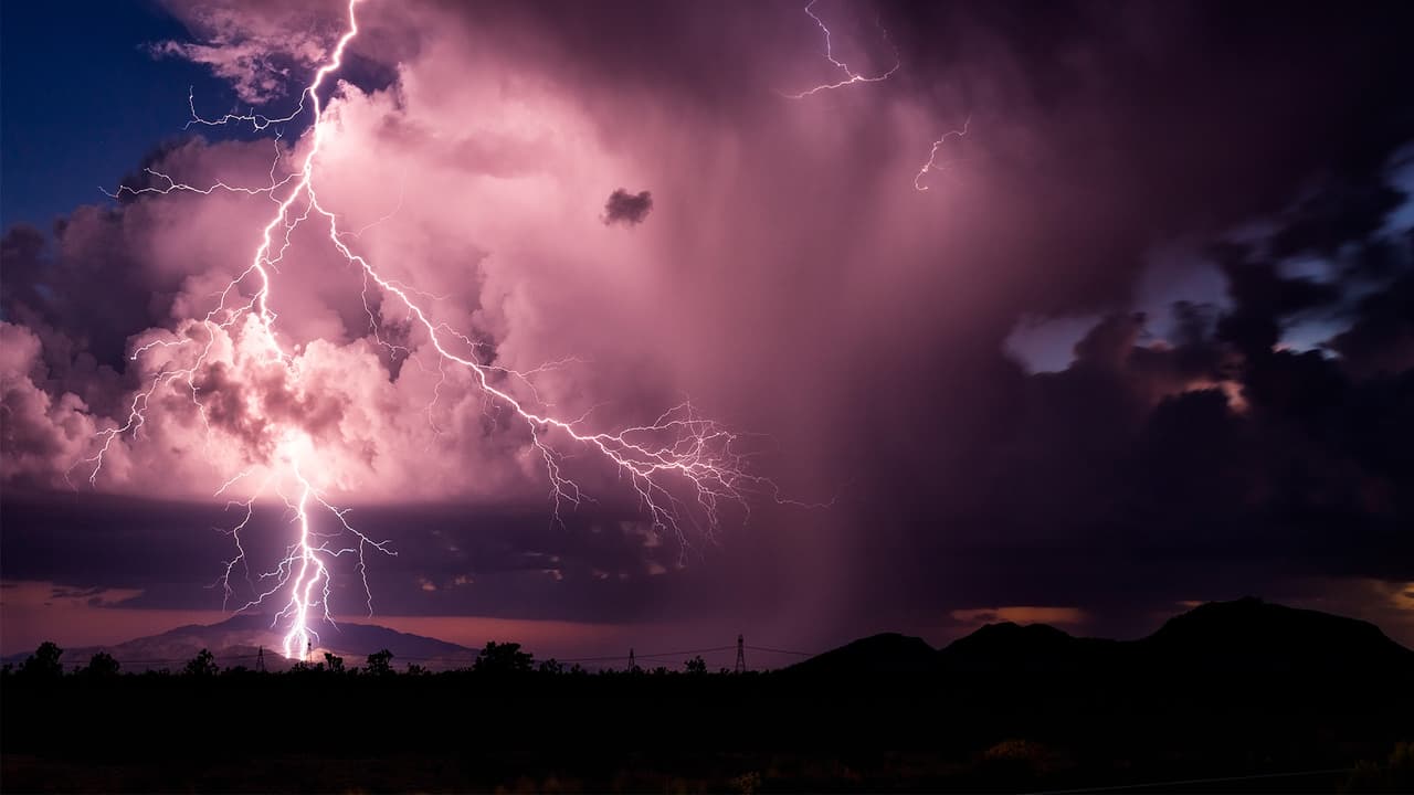Dentro de tu domicilio, sigue estos consejos:
<br>- Mantente alejado de los teléfonos con cable. Utilizar teléfonos móviles o inalámbricos.
<br>-
<b>No toques equipos eléctricos </b>como computadoras, televisores o cables.
<br>- No desenchufes equipos durante una tormenta eléctrica, pues existe riesgo de descarga.
<br>-
<b>Evita la plomería</b>. No te laves las manos, no te bañes, ni laves los platos durante la tormenta.
