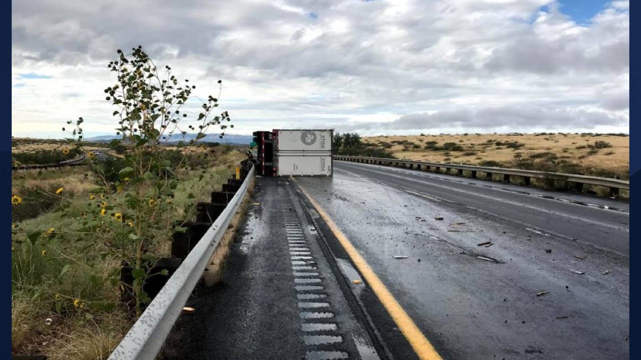 <h3 class="cms-H3-H3"></h3>
<h3 class="cms-H3-H3"><a href="https://twitter.com/ArizonaDOT/status/1445450137417908238/photo/1" target="_blank">Cierre de la Interestatal 17 en dirección sur</a></h3>
<a href="https://twitter.com/ArizonaDOT/status/1445450137417908238/photo/1" target="_blank"> </a>
<br>Accidentes automovilísticos cierran La Interestatal 17 en dirección sur en los postes de milla 270 y 276. El tráfico sale por la SR 169 en dirección oeste y puede tomar la SR 69 sur con dirección para volver a ingresar a la I-17 SB cerca de Cordes Lakes, explicó en un comunicado el Departamento de Transporte de Arizona (ADOT). 
<br>