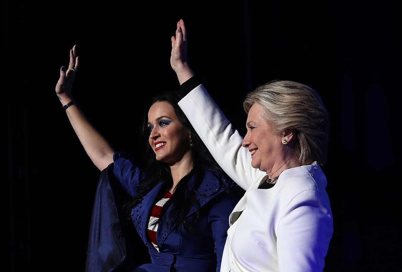 Katy Perry y Hillary Clinton en el escenario de Filadelfia.