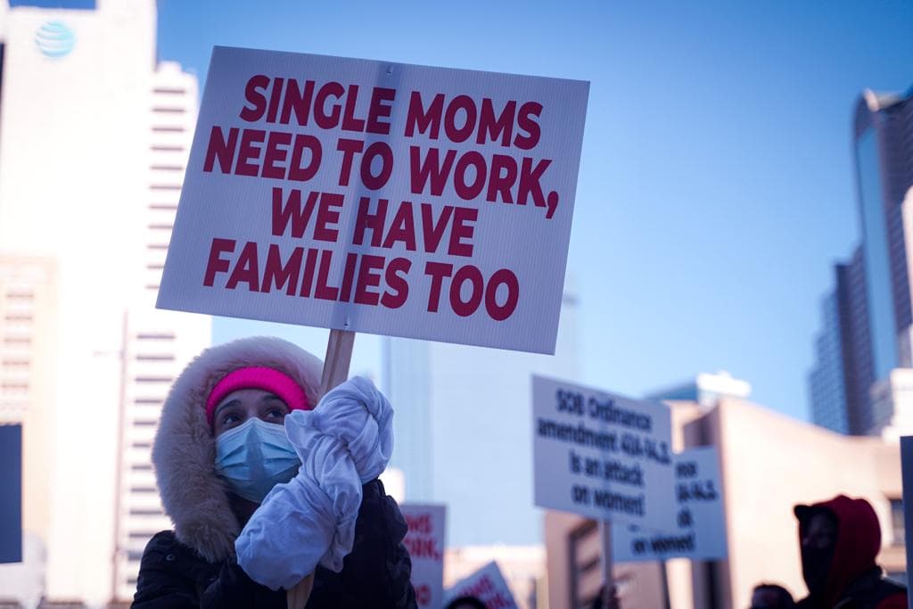 Los Centros Nocturnos Eróticos de la ciudad se verían forzados a tener que cerrar sus puertas 3 horas antes de lo normal una vez aprobada la ordenanza en Dallas. 
<br>