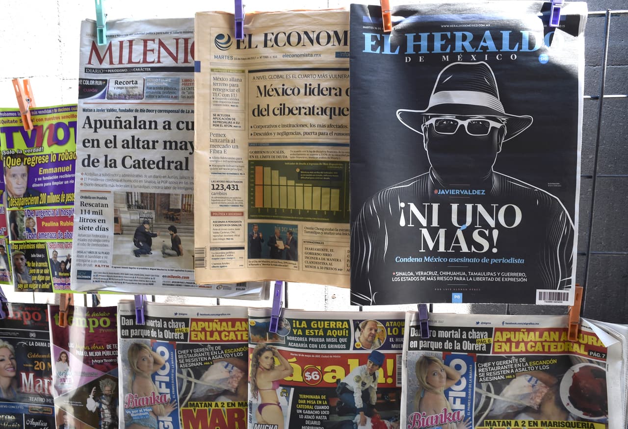 Las portadas de los diarios mexicanos reseñan el asesinato del periodista Javier Valdez. En su último libro, 
<b><i>Narcoperiodism</i>o</b>, que fue publicado a finales del 2016, Valdez denunció la forma en que el narcotráfico y la delincuencia organizada tomaron por asalto al periodismo en México y cómo son asesinados aquellos reporteros que deciden publicar noticias que “no están aprobadas”.