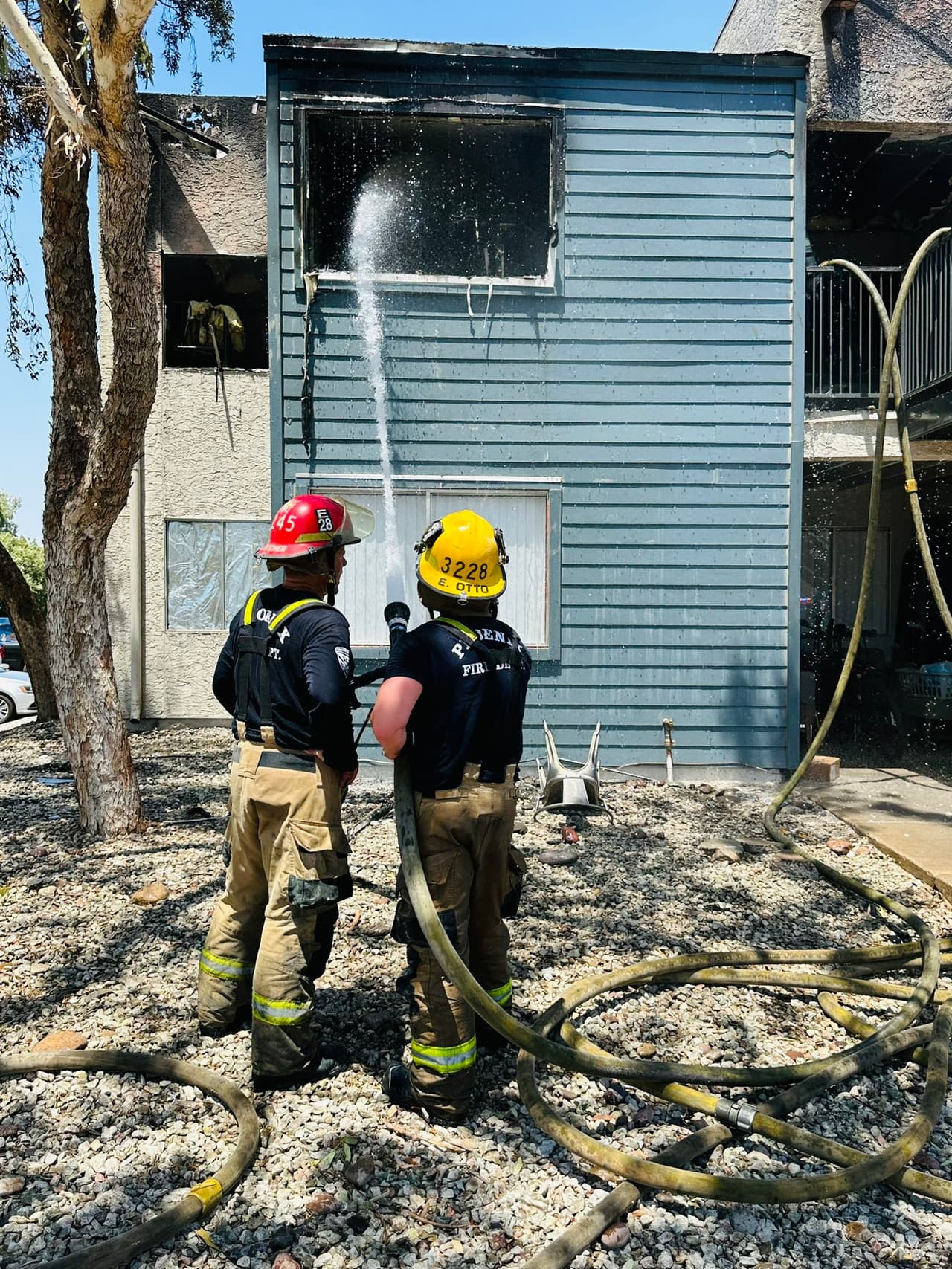 En total fueron cuatro unidades las que resultaron severamente dañadas, por fortuna
<b>todos los residentes lograron escapar</b> antes de que crecieran más las llamas.