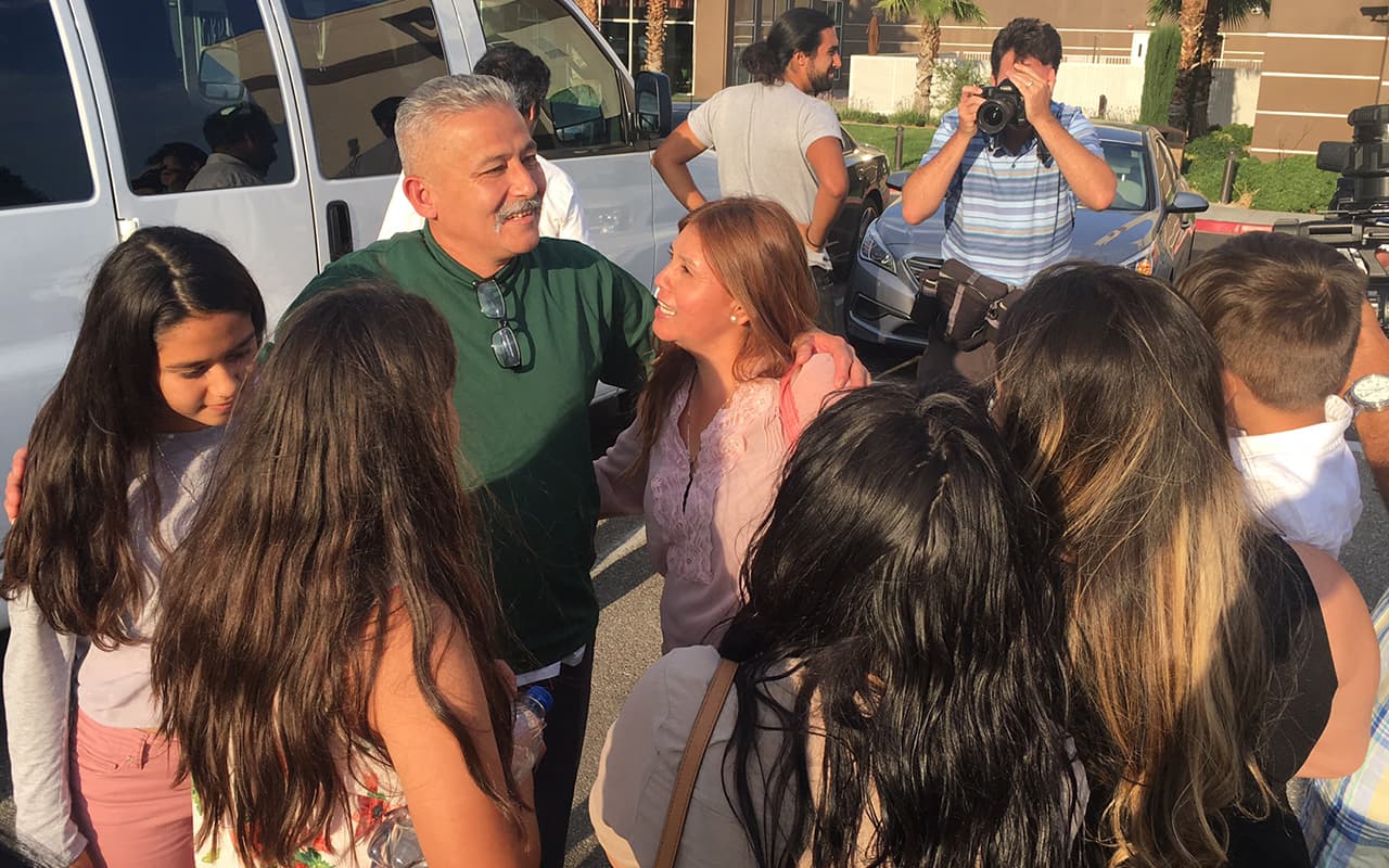 Liberan a Rómulo Avélica, el inmigrante detenido por ICE cuando llevaba a su hija a la escuela