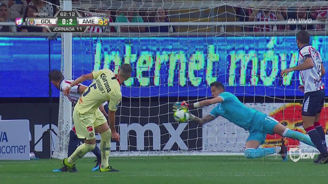 Gudiño vuelve y salva a Chivas del tercero de América