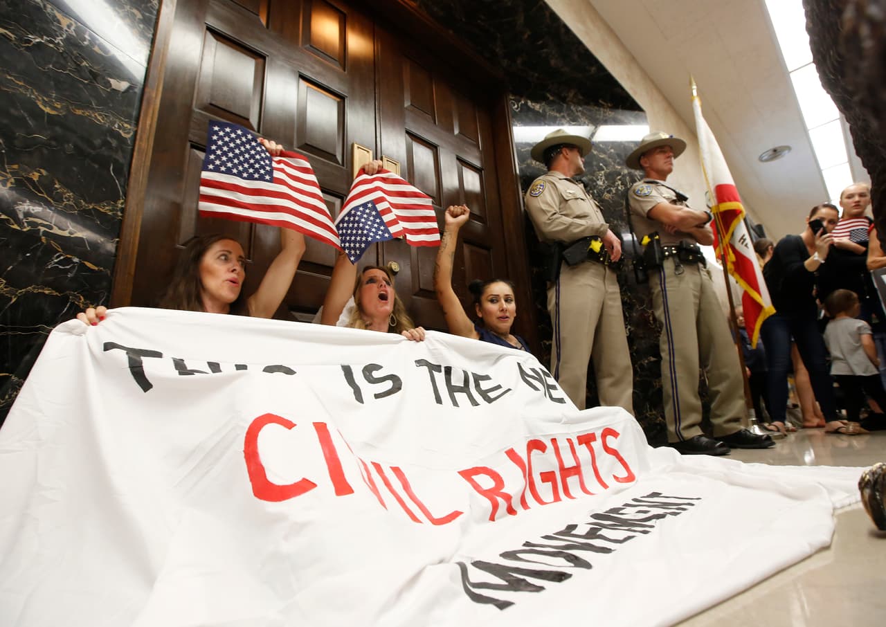 Gobernador Newsom firma ley que limita las exenciones de vacunas para estudiantes en California