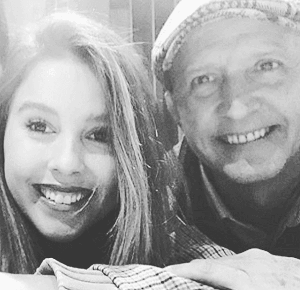 Por su parte,
<b>Paulina Goto </b>también conocida como Estefanía Lascuraín publicó esta fotografía junto a su padre y le dedicó estas palabras: "Mi ángel de la guarda. Feliz día hoy y todos los días papi. ¡Te amo siempre!
<br>