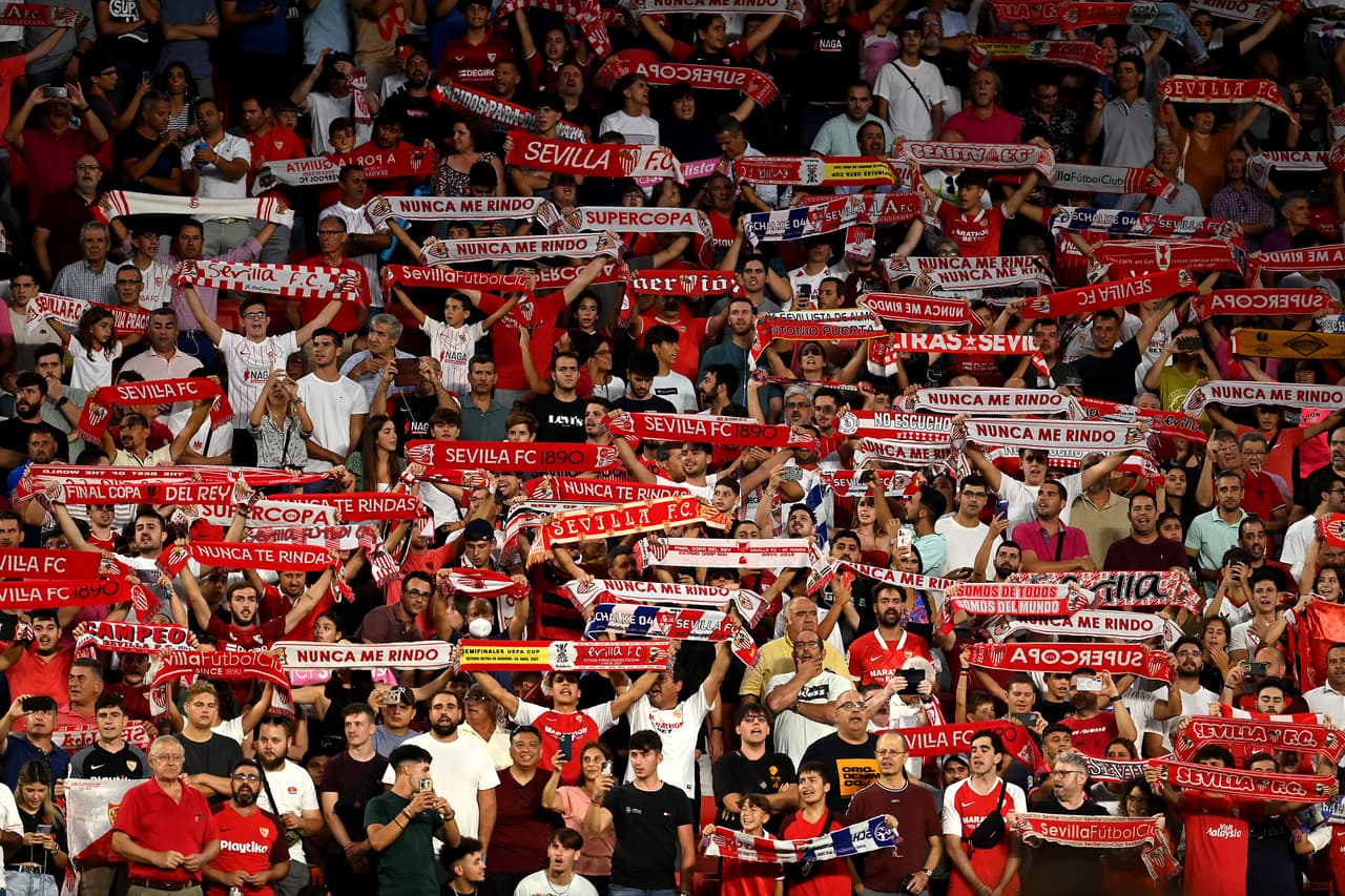 Pese al descalabro la afición del Sevilla nunca dejó de alentar a su equipo.
<br>