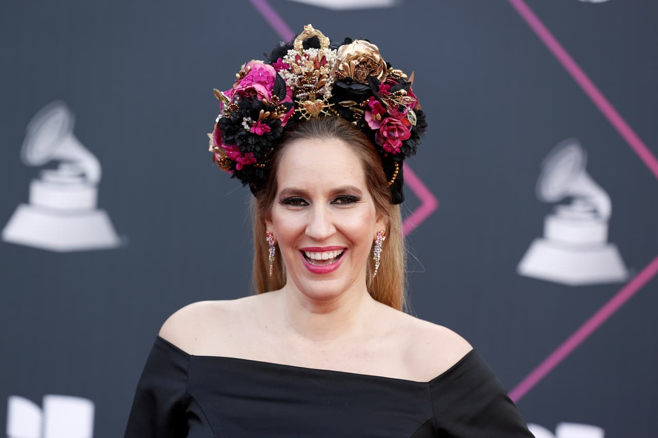 <b>María Toledo</b>
<br>La cantante española decidió darle un toque especial a su peinado con un gran tocado de flores negras, doradas y rosas.