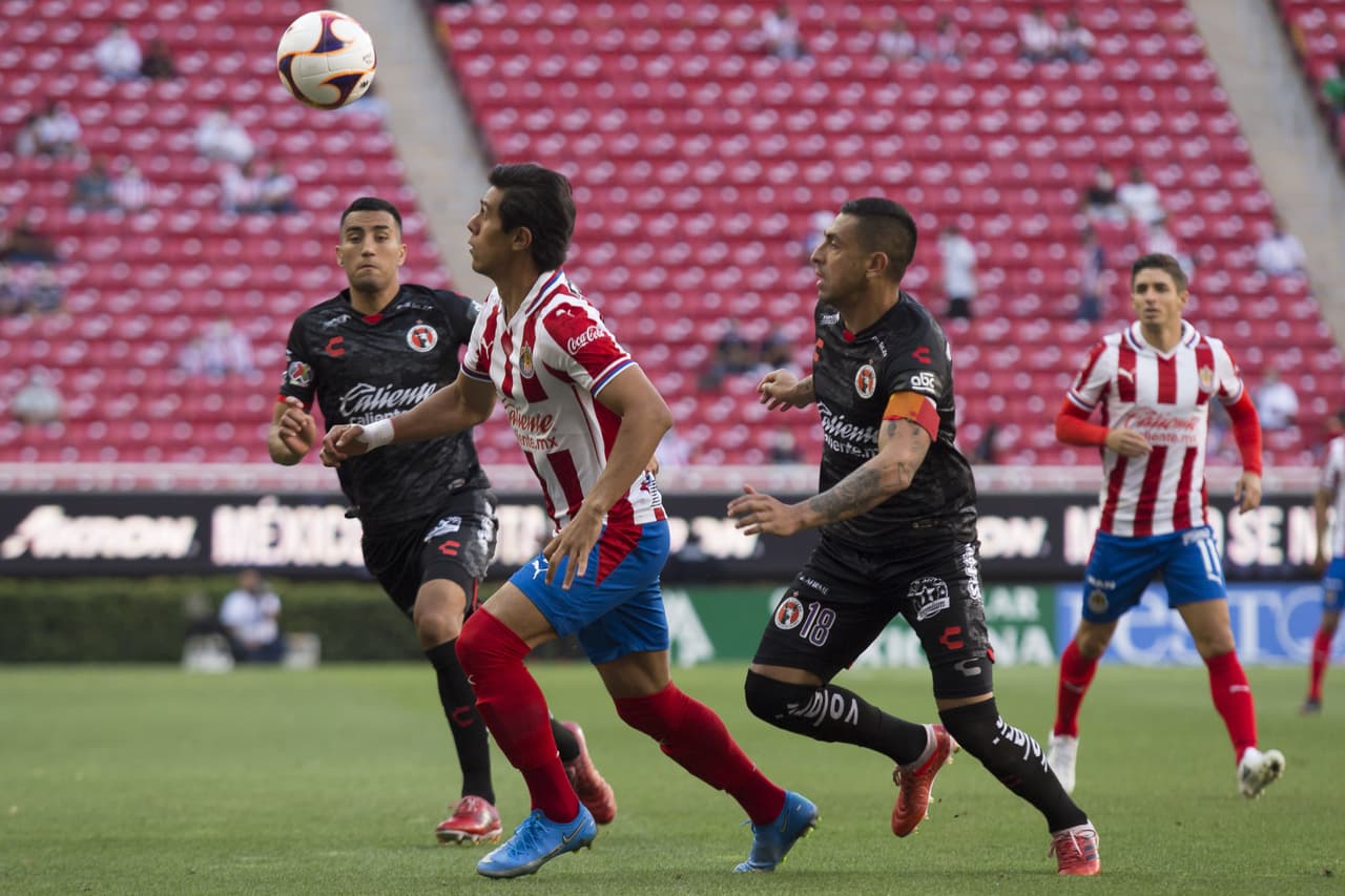 Chivas consolidó su dominio sobre Tijuana y logra imponerse para seguir en la pelea por el Repechaje.