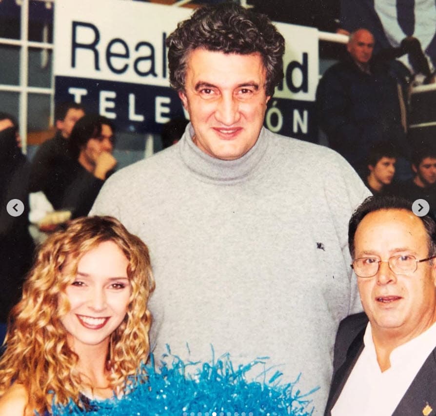 "Tras tres horas en urgencias le hicieron una radiografía y unos análisis y 
<b>nos dijeron que tenía bronquitis</b>. Nos dijeron: 'antibióticos, mucho líquido y a casita', agregó. 
<br>