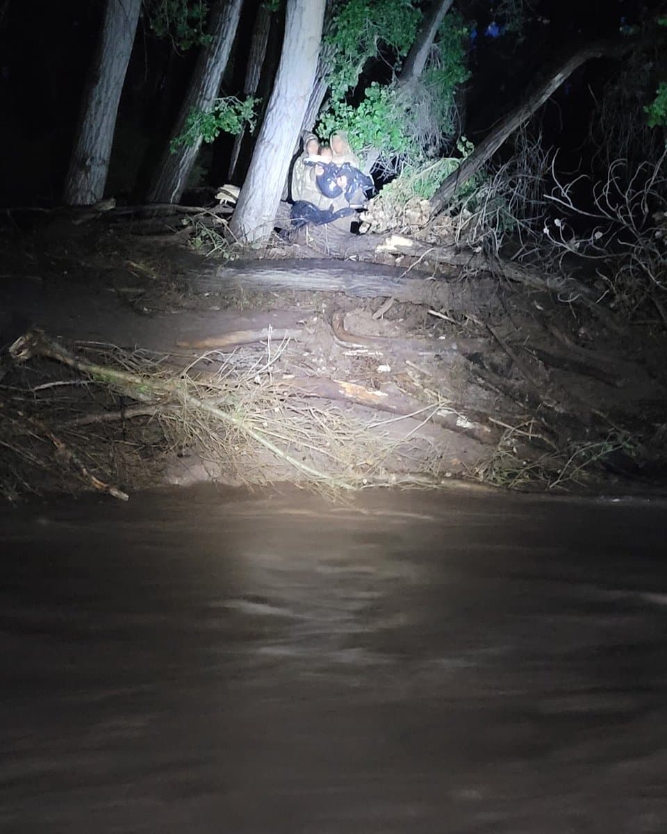 Las inundaciones repentinas de las lluvias monzónicas representan peligros adicionales para los migrantes que cruzan la frontera sin documentos. El sheriff del condado Santa Cruz y la Patrulla Fronteriza rescataron a una familia varada en el río San Pedro. Afortunadamente, la madre, el padre y el niño de 8 años fueron estuvieron a salvo.